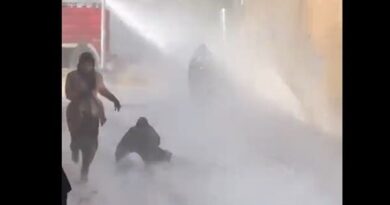بخراطيم المياه وأغصان الأشجان.. طالبان تفض تظاهرة نسائية