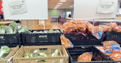 "سوبر ماركت" بريطاني يوزع الخضار مجاناً في عيد الميلاد