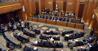 شاهد.. اعتصام داخل مجلس النواب في لبنان على إضاءة الموبايل