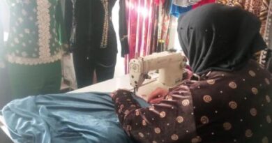 مهنة الخياطة مصدر دخل جديد للنازحين  في شمال غربي سوريا