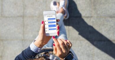 موظف سابق يتهم فيسبوك بتعمد استنزاف بطاريات الهواتف