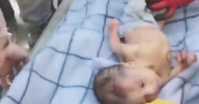 بقي تحت الركام 50 ساعة.. فيديو مؤثر لإنقاذ رضيع في تركيا