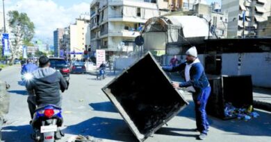 انحدار الليرة يخرج لبنانيين إلى الشوارع ويغلق المؤسسات