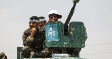 الرئاسي اليمني يدعو لضغط دولي على الحوثي لوقف تهديد التجارة