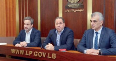 التوتر السياسي ينفجر في البرلمان اللبناني... وتحذير من «فتنة»