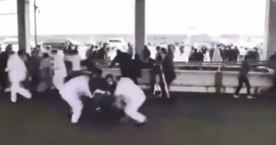 خوفاً من اغتياله.. شاهد كيف سحل الحراس رئيس وزراء اليابان