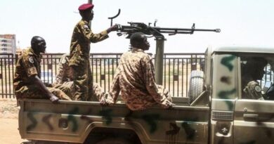 السودان.. انضمام مئات المتطوعين لعلاج المصابين في المستشفيات جراء القصف