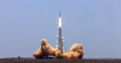 الصين تطلق صاروخا يحمل قمرا صناعيا خاصا بالطقس