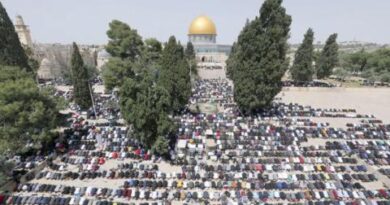 التوتر الأمني يخفض عدد المصلين في الأقصى إلى 130 ألفاً