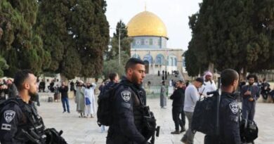 1000مستوطن يقتحمون باحات الأقصى... والسلطة تحذر من حرب