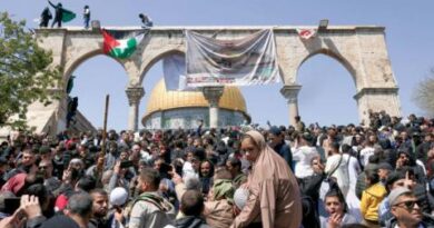 ربع مليون فلسطيني يؤدون صلاة الجمعة في الأقصى