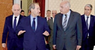 المقداد في الجزائر لمحادثات حول الأزمة السورية