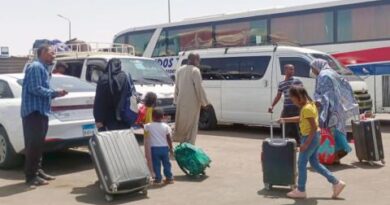 القاهرة تنفي السماح بدخول السودانيين «من دون تأشيرة»