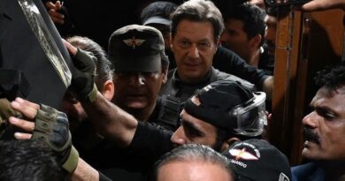 من نجم رياضي إلى المطلوب الأول.. ماذا جرى بين عمران خان والجيش؟