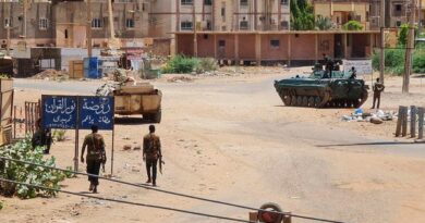 طرفا الصراع السوداني يبحثان بجدة تثبيت الهدنة.. واشتباكات متقطعة بالخرطوم