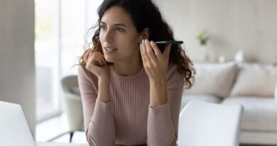 لماذا نكره سماع أصواتنا بعد تسجيلها على "واتساب"؟