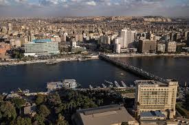 ضربة جديدة للاقتصاد المصري… وكالة “موديز” تخفض آفاق تصنيف الائتمان إلى “سلبية”