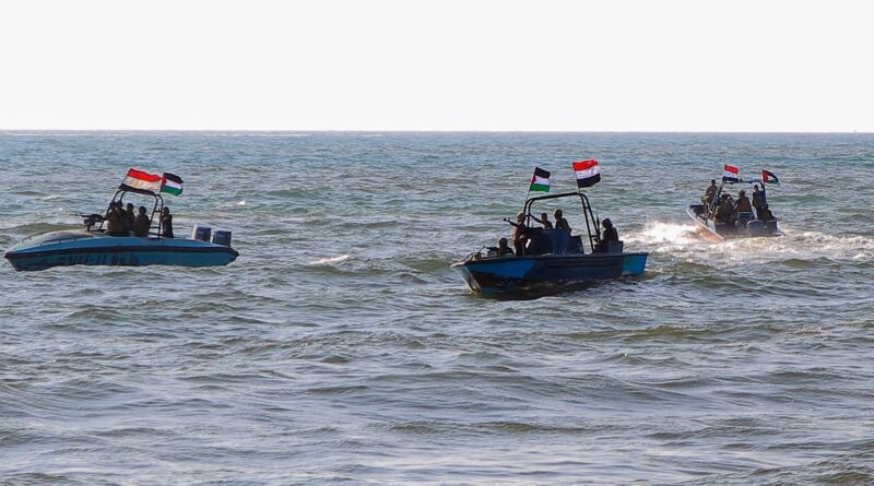 الحوثيون يستهدفون سفينة مرتبطة بإسرائيل في البحر الأحمر