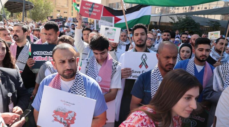 علم وكوفية وملصق... رواج على رائحة الحرب في الأردن