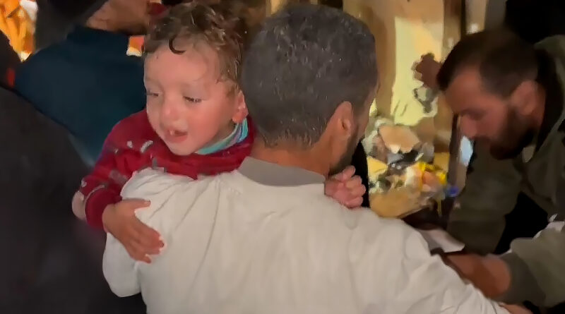 "هيني يابا".. إنقاذ طفل من تحت الأنقاض إثر قصف بخان يونس