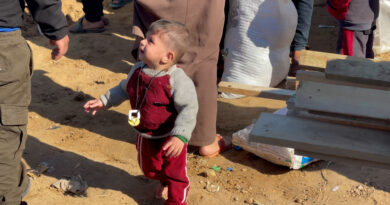 عائلات تضطر لترك خيامها بمحيط مستشفى وسط قطاع غزة  