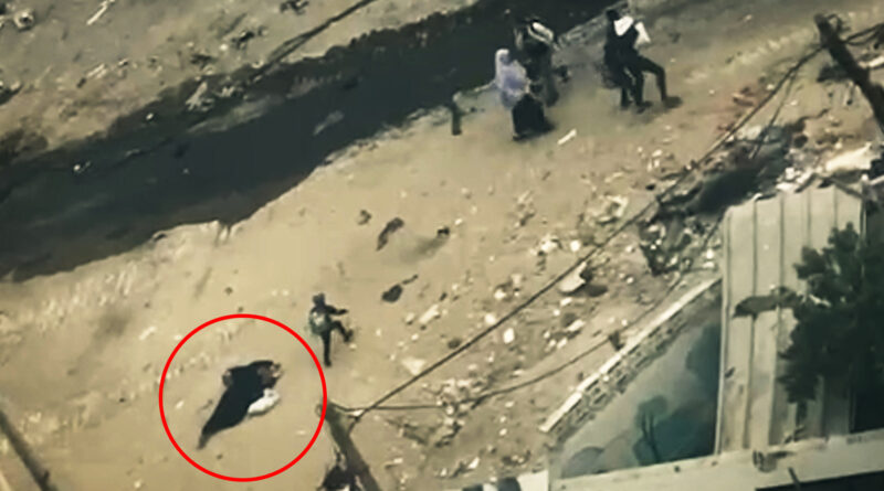 شهادات لحادثة إعدام سيدة تمسك طفلا بالراية البيضاء في غزة