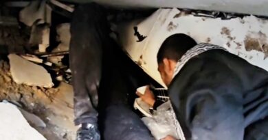 شاهد.. عائلات تجمع الدقيق من تحت ركام منازلهم شمال غزة
