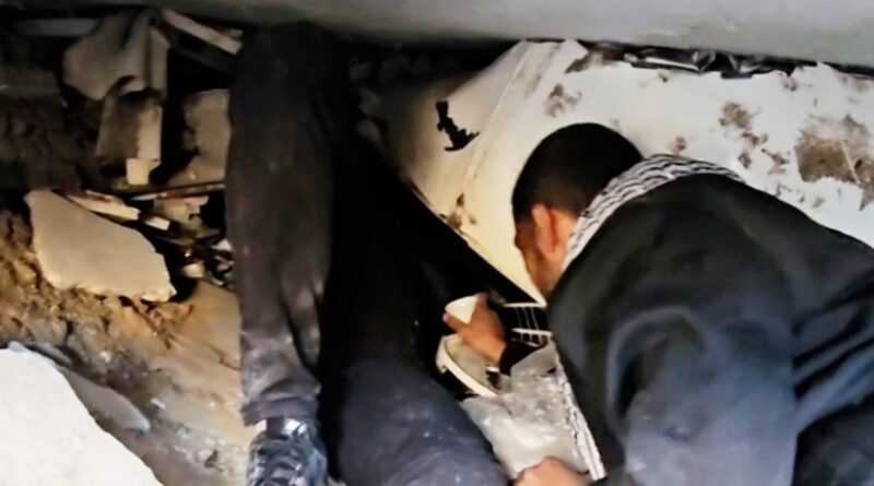 شاهد.. عائلات تجمع الدقيق من تحت ركام منازلهم شمال غزة