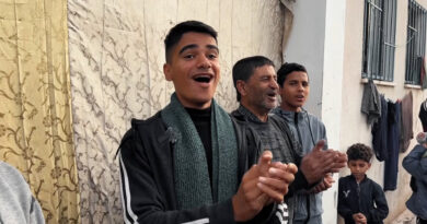 يمدح ويغني.. شاب يدعم سكان المخيم بخان يونس بصوته الشجي