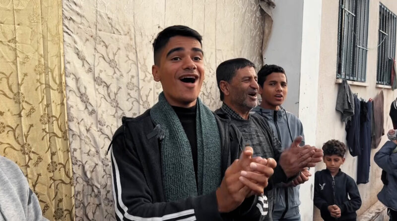 يمدح ويغني.. شاب يدعم سكان المخيم بخان يونس بصوته الشجي