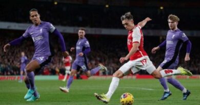 أرسنال يستغل أخطاء حارس ودفاع ليفربول الكارثية ليفوز 3-1 ويشدد الخناق على المتصدر