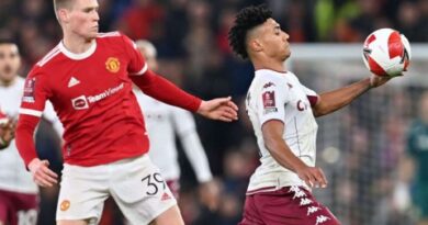 مكتوميناي يسجل قبل النهاية ليقود يونايتد للفوز 2-1 على أستون فيلا