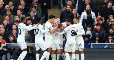 هويلوند يسجل هدفين مبكرين في فوز يونايتد 2-1 على لوتون تاون