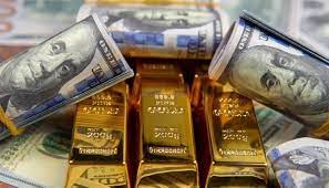 الذهب عند أعلى مستوى في شهر مع تراجع الدولار عقب بيانات التضخم الأمريكية