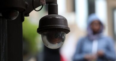 فلسطينيو الضفة بين "الذئب الأزرق" و"الأحمر" وتطبيقات "مراقبة وقتل"
