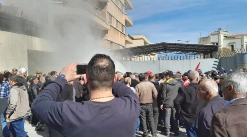جلسة للحكومة اللبنانية وسط هرج ومرج واحتجاجات في محيط السراي