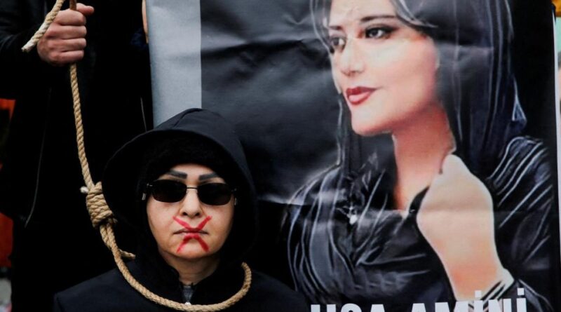 محكمة إيرانية تقضي بسجن خال مهسا أميني بجانب "عقوبة غريبة"