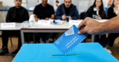 الإسرائيليون يدلون بأصواتهم في انتخابات بلدية أخرتها حرب غزة