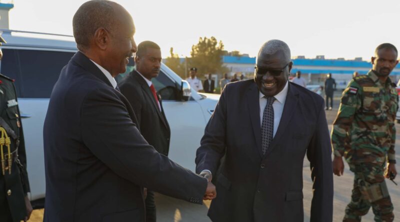 البرهان يتوجه إلى ليبيا لبحث أوضاع السودان