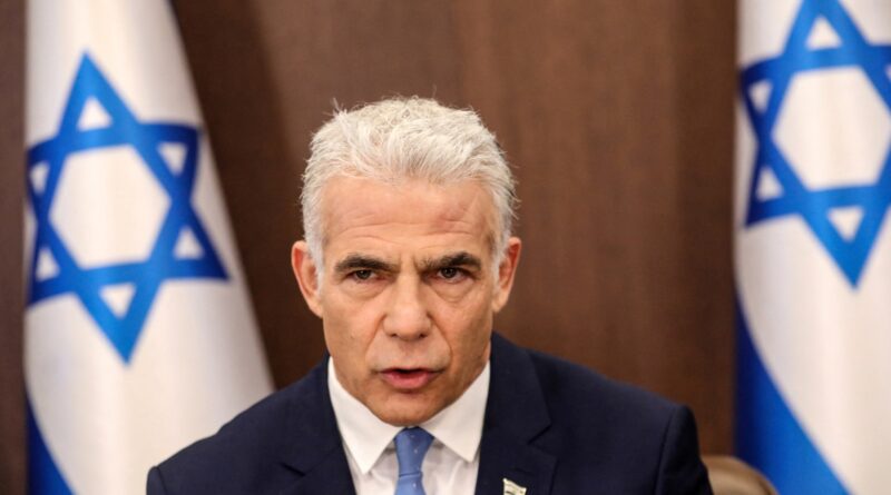 لبيد يدعو آيزنكوت وغانتس لمعارضة مشروع قانون التجنيد