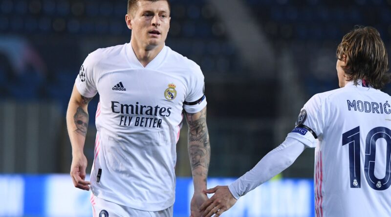 هل يجدد ريال مدريد عقدي مودريتش وكروس؟