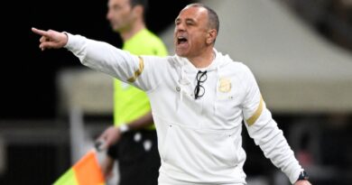 نابولي يقيل مدربه قبل استضافة برشلونة الأربعاء بذهاب ثمن نهائي دوري الأبطال
