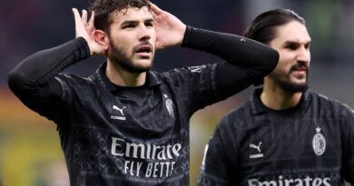 ميلان يعمق جراح نابولي في الدوري الإيطالي