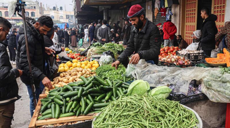 ارتفاع بعشرات الأضعاف.. صحفي فلسطيني يوثق جنون أسعار المواد الغذائية في غزة