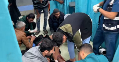 مع استمرار القصف.. وصول مصابين لمجمع ناصر الطبي بخان يونس