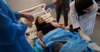 شاهد.. آلام وصراخ طفلة غزية مصابة بقصف إسرائيلي في غزة