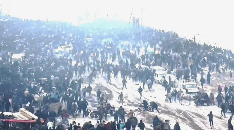 شاهد.. تدافع الآلاف جنوب غزة سعيا للحصول على الطحين