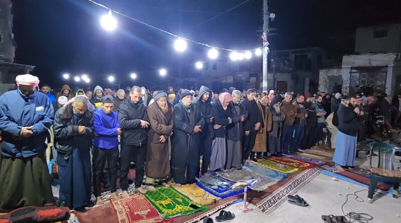 على أنقاض المساجد المدمرة.. هكذا يحيي الغزيون صلاة التراويح