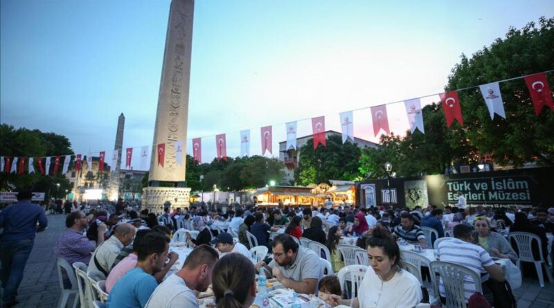 موائد الرحمن برمضان.. ملاذ للأتراك في مواجهة الواقع الاقتصادي المتدهور