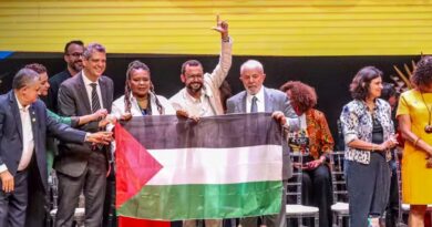الرئيس البرازيلي لولا دا سيلفا يرفع علم فلسطين في مؤتمر جماهيري